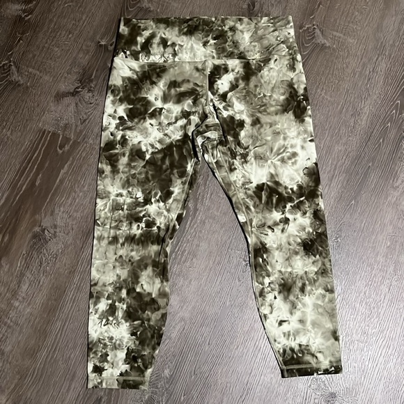 Lululemon Align Pant 25” Diamond Dye
Diamond Dye Light Sage Army Green Size 16 - Picture 2 of 7